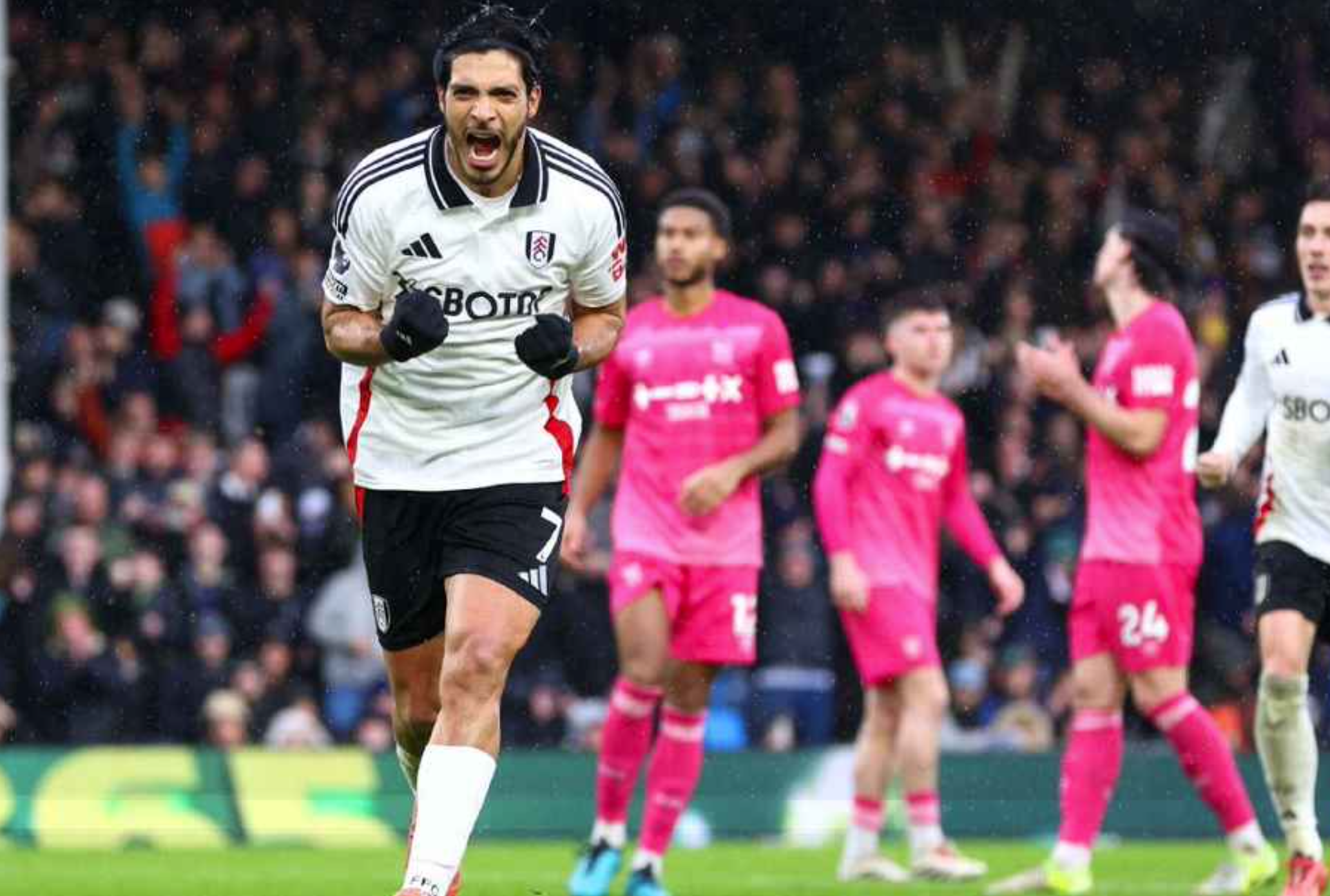 Raúl Jiménez superó a ‘Chicharito’ en marca de goles